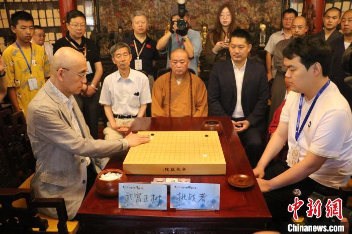 少林“黑白决”冠军陈扬战胜日本围棋大师武宫正树