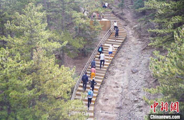 第二届贺兰山登山赛在银川举办