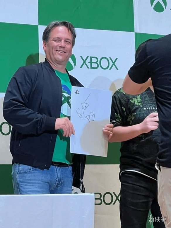 日本玩家让XBOX老大在PS5上签名！他竟然真的签了