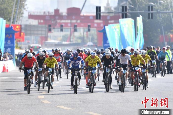 环太原公路自行车赛开赛 全球20支车队参赛