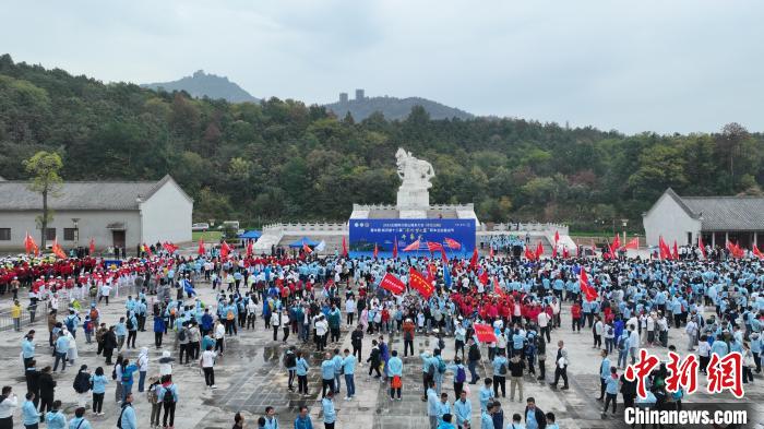 近万人同登武汉木兰山 寻秋打卡大美黄陂