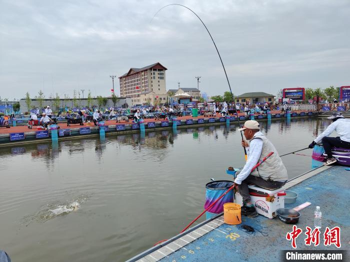 江苏泗洪洪泽湖百万钓鱼大赛开竿 千余名选手竞逐百万元大奖