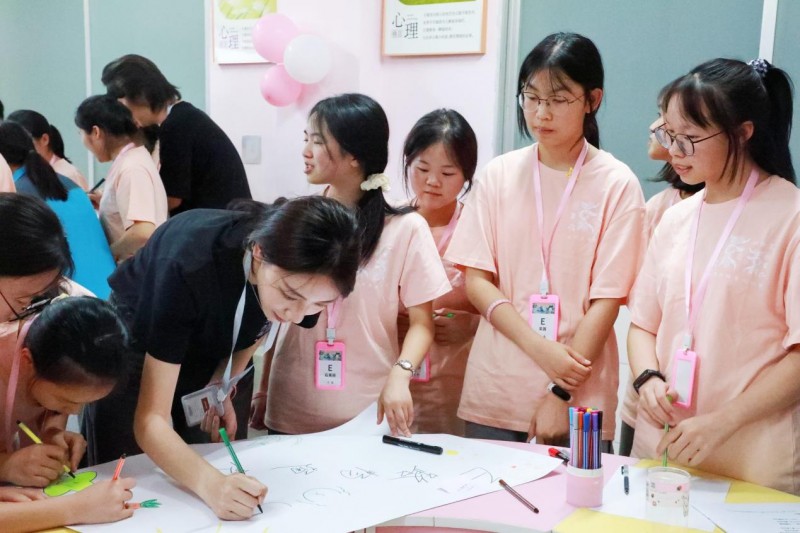 山凤凰职业规划营：愿景娱乐携手公益伙伴，点亮贵州女孩求学梦