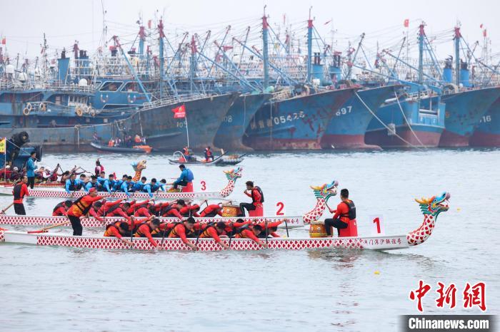 海上赛龙舟 海内外12支海上龙舟队福建晋江竞逐