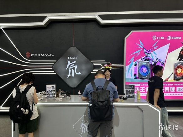 CJ24：红魔携大量产品参展！现场COS小姐姐超可爱！