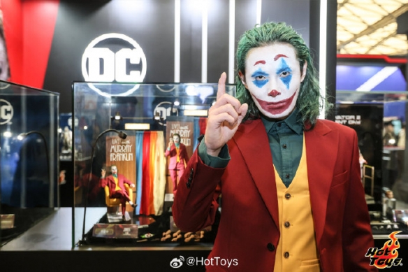 CJ24：Hot Toys《死侍与金刚狼》 1:1雕像震撼登场！