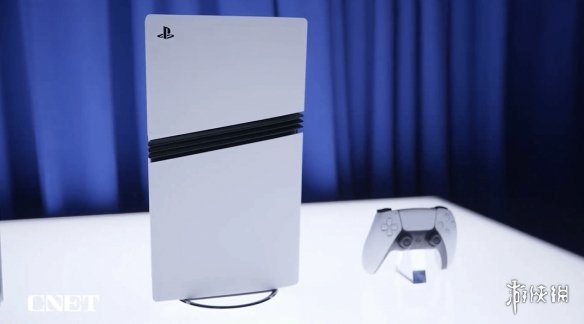 PS5 Pro和PS5对比照片：PS5 Pro看起来更“苗条”！