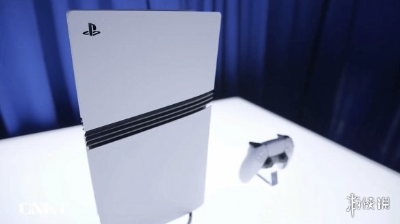 PS5 Pro和PS5对比照片：PS5 Pro看起来更“苗条”！