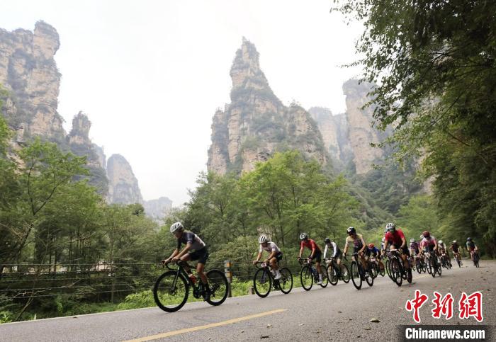 千名海内外自行车手湖南张家界“峰林竞速”