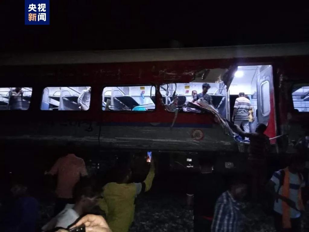 印度三辆火车相撞！已致120人死亡 超800人受伤！莫迪发文：深感痛心