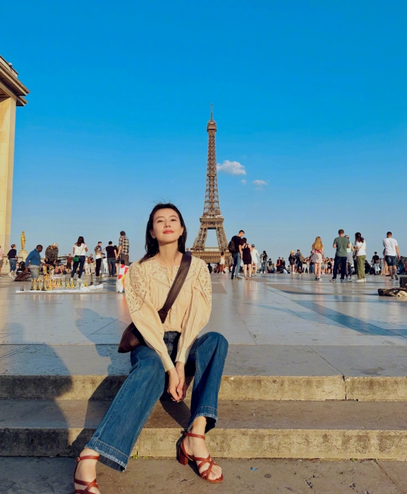 高圆圆晒出十年前后与巴黎铁塔合影对比照：美貌依旧