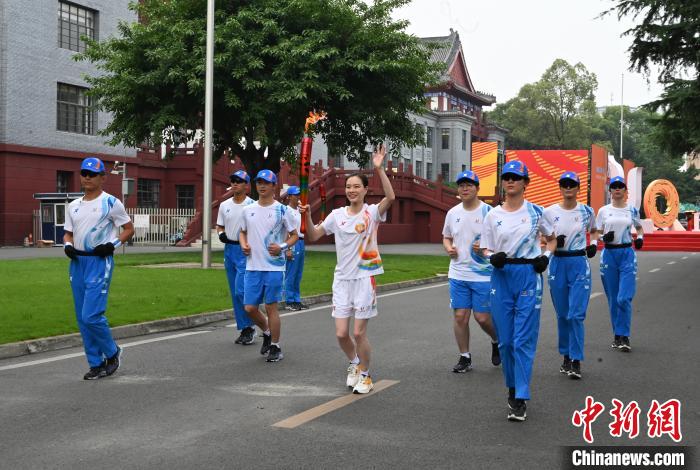 （成都大运纪事）成都大运会火炬传递成都站启动 吴敏霞任首棒火炬手