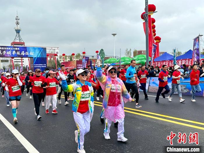 青海海晏半程马拉松鸣枪开跑 全程海拔超3000米