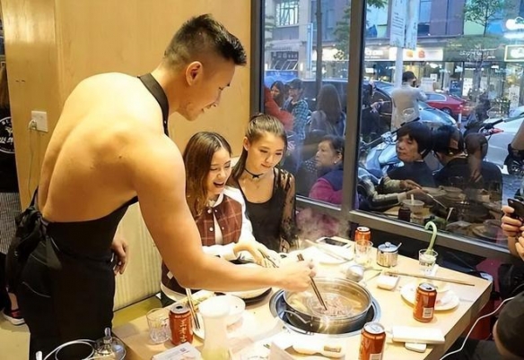 西双版纳一猛男餐厅被查处 表演挑逗还能嘴对嘴喂食