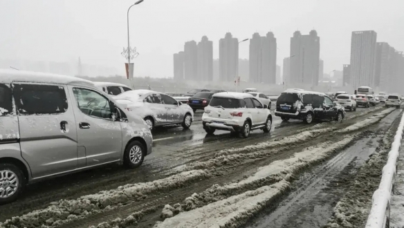 很多返乡人因大雪被困湖北高速：电动车比油车更惨！