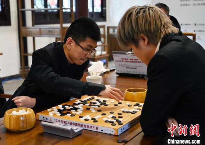 范廷钰半目胜柯洁 卫冕中国围棋“西南棋王”