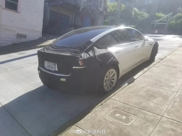 新款特斯拉Model3或采用碳纤维仪表台 疑似上海出厂