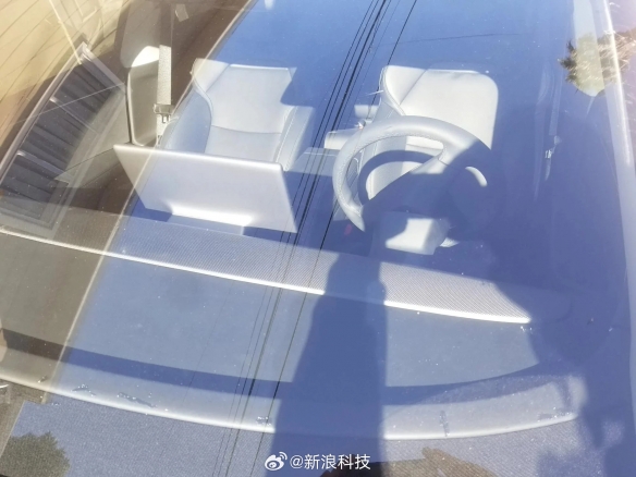 新款特斯拉Model3或采用碳纤维仪表台 疑似上海出厂