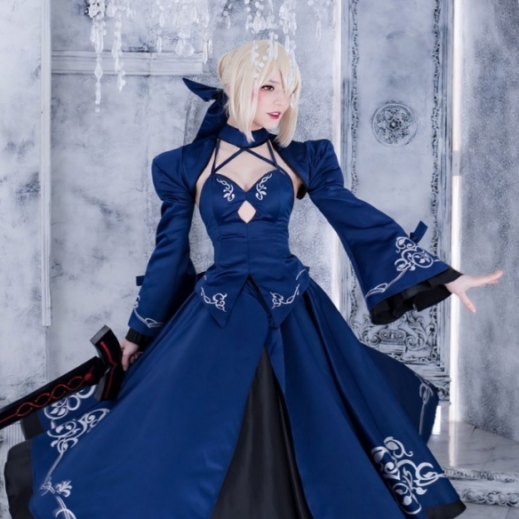 俄妹COS《Fate》Saber 清凉泳装大秀白皙热辣好身材