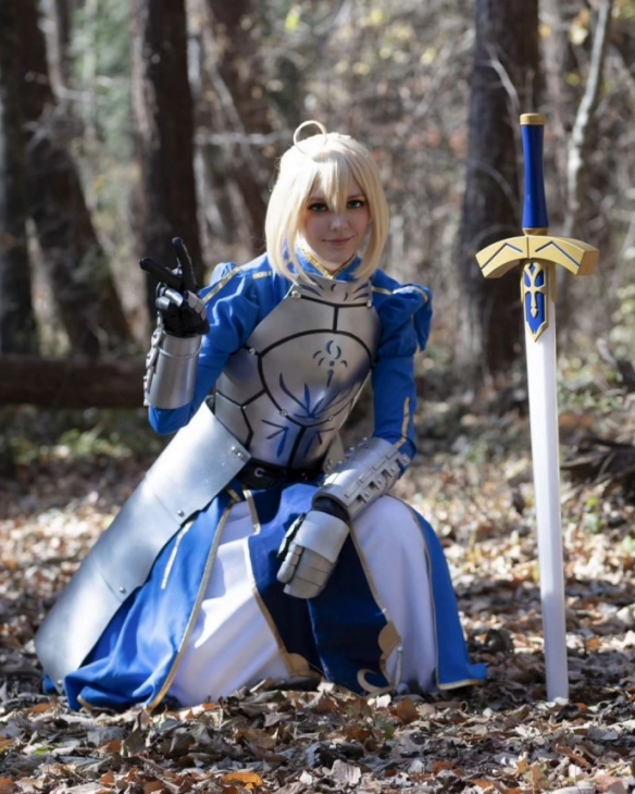 俄妹COS《Fate》Saber 清凉泳装大秀白皙热辣好身材