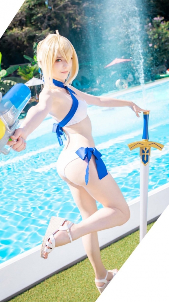 俄妹COS《Fate》Saber 清凉泳装大秀白皙热辣好身材