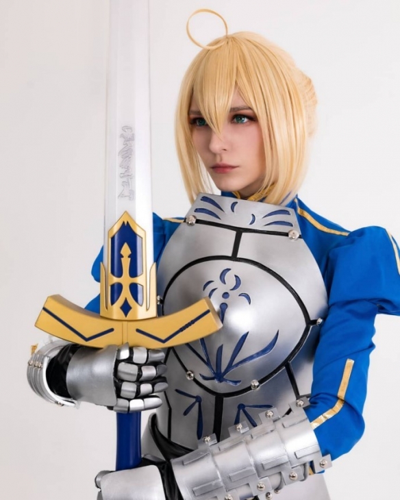 俄妹COS《Fate》Saber 清凉泳装大秀白皙热辣好身材