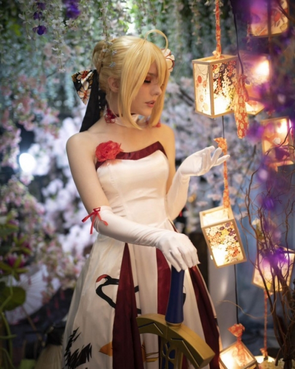 俄妹COS《Fate》Saber 清凉泳装大秀白皙热辣好身材