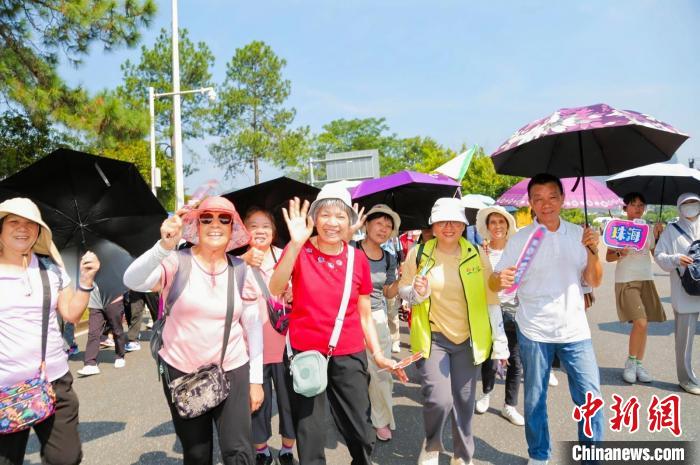 逾千游客齐聚广东丹霞山 “旅游+体育”助力乡村振兴