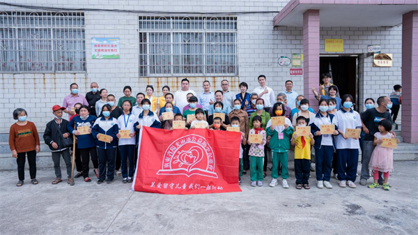 河洪燊集团携手阳光雨露公益助学