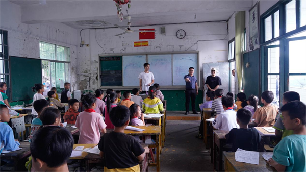 潘多拉饮食集团践行社会责任，公益助学走进贵州乡村小学