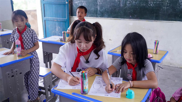 潘多拉饮食集团践行社会责任，公益助学走进贵州乡村小学