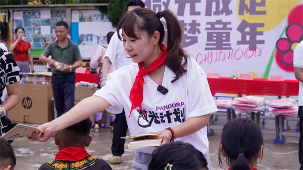 潘多拉饮食集团践行社会责任，公益助学走进贵州乡村小学